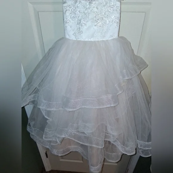 White Floral Appliqué Tulle Layered Girls' Dress With Cream Satin Under Skirt - Picture 3 of 6